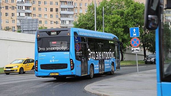 Пустой электробус перевернулся на Лухмановской улице в Москве